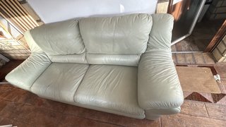 Sofá de piel beige