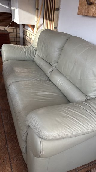 Sofá de piel beige