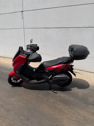Yamaha NMAX Scooter Rojo y Negro