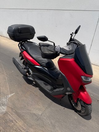 Yamaha NMAX Scooter Rojo y Negro