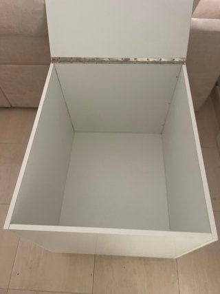 Arcón de almacenaje blanco con asa