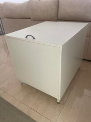 Arcón de almacenaje blanco con asa