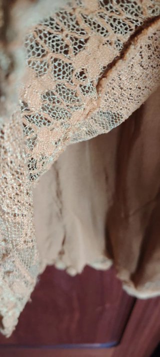 Vestido de encaje mostaza