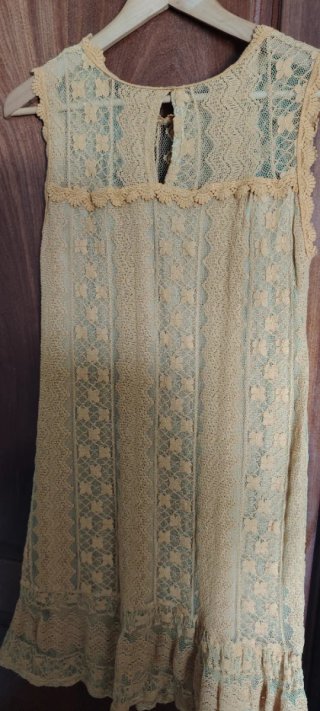 Vestido de encaje mostaza