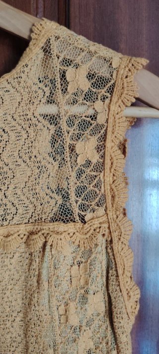 Vestido de encaje mostaza