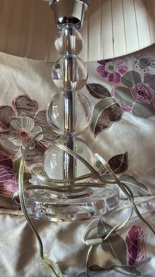 Lámpara de mesita de noche beige y transparente