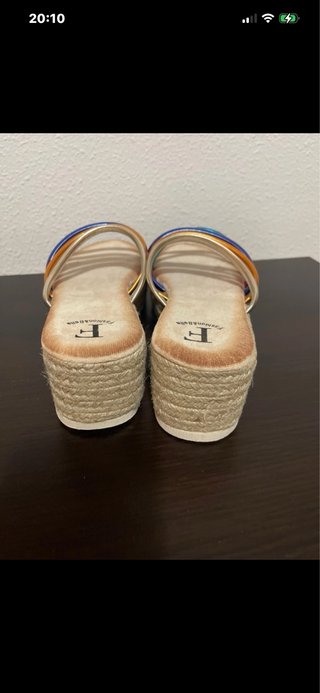 Cuñas de plataforma con tiras metalizadas