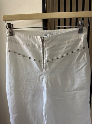 Pantalón blanco con tachuelas