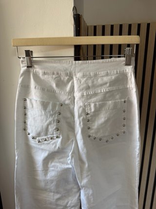 Pantalón blanco con tachuelas