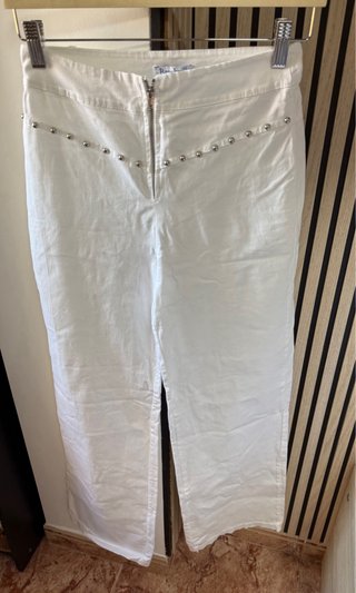 Pantalón blanco con tachuelas