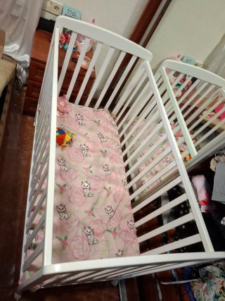 Cuna blanca con estampado de gatitos