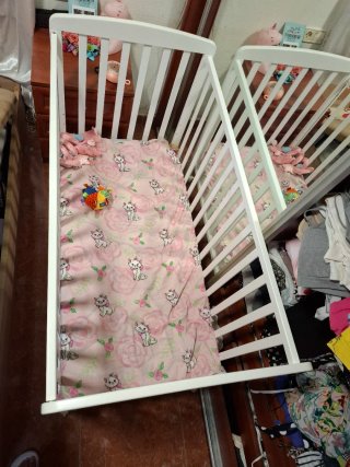 Cuna blanca con estampado de gatitos