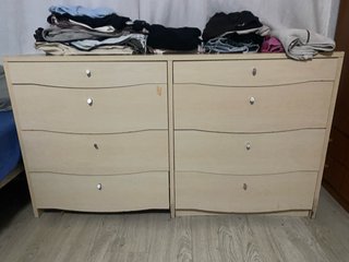 Cómoda de madera beige