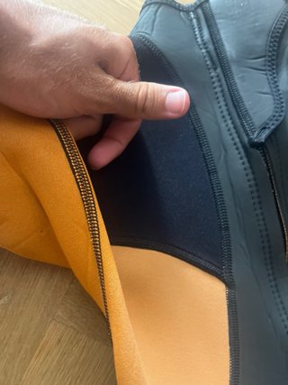 Traje de neopreno naranja y negro