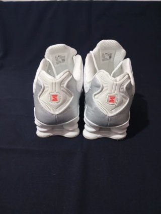 Zapatilla Nike Shox R4 Blanca y Plateada