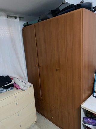 Armario de madera y tela