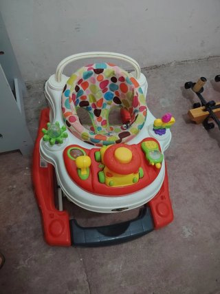 Andador infantil con actividades