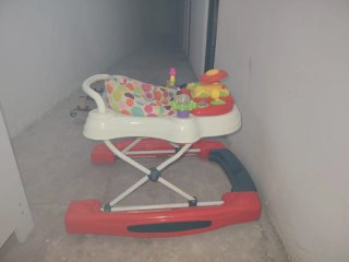 Andador infantil con actividades