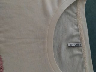 Camiseta Only Talla XS Plumas Doradas bronce.
