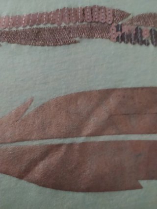 Camiseta Only Talla XS Plumas Doradas bronce.