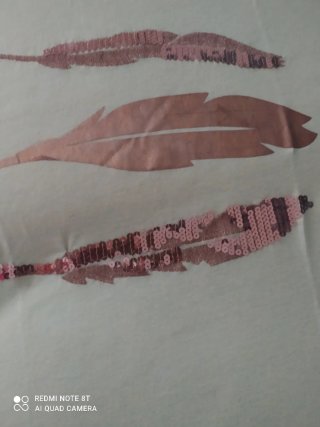 Camiseta Only Talla XS Plumas Doradas bronce.