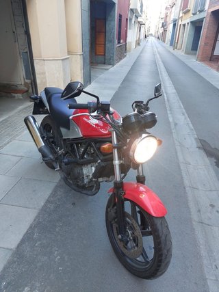 Honda VTR 250 Naked Roja con puños calefactables