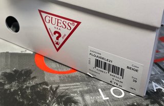 Sandalias Guess Judsons Beige y Doradas