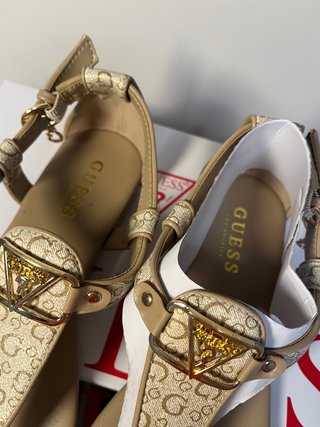 Sandalias Guess Judsons Beige y Doradas