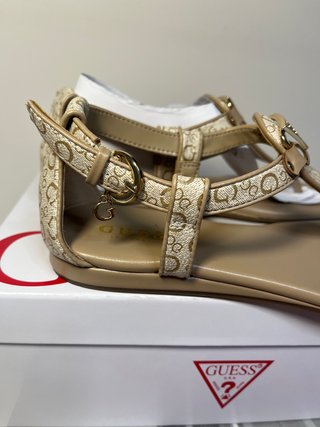 Sandalias Guess Judsons Beige y Doradas