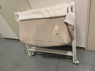 Minicuna plegable con ruedas