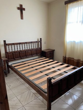 2 camas, 2 mesillas