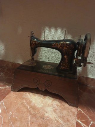Máquina de coser antigua decorada
