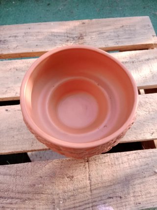 2 Maceteros pequeños terracota decorados.