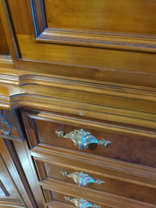 Mueble de salón de madera y cristal
