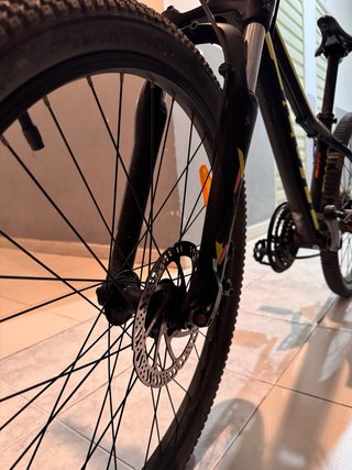 Bicicleta Scott Scale 24 Negra y Amarilla