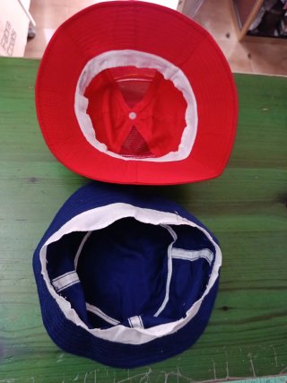 Gorros de pescador para niño rojos y azules