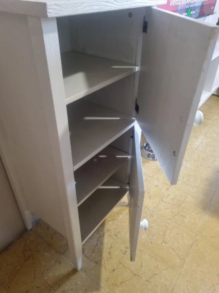 Armario blanco de madera