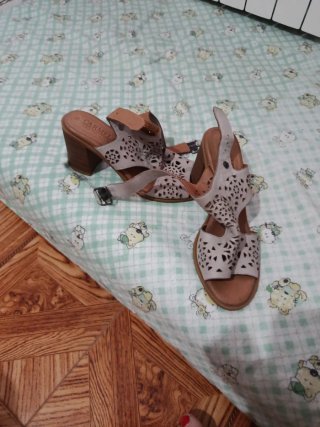 Sandalias de tacón beige y marrón