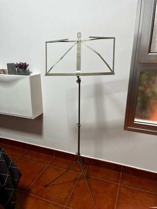 Atril metálico