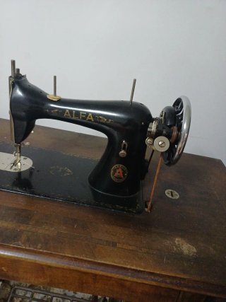 Máquina de coser Alfa Eibar años 40-50
