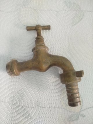 Grifo antiguo de metal dorado, de laton