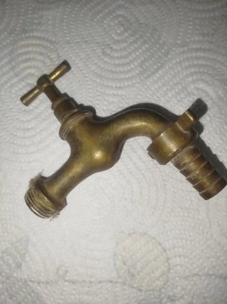 Grifo antiguo de metal dorado, de laton