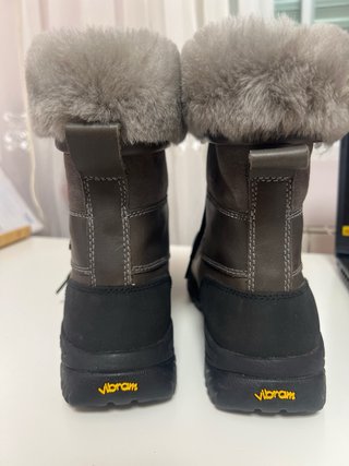 Botas UGG grises con pelo, de cuero e impermeables