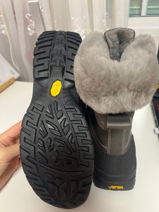 Botas UGG grises con pelo, de cuero e impermeables
