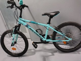 Bici infantil Decathlon ST 500, 20 pulgadas, azul.