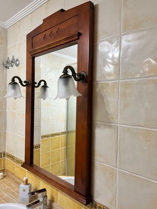 Specchio in legno con lampade