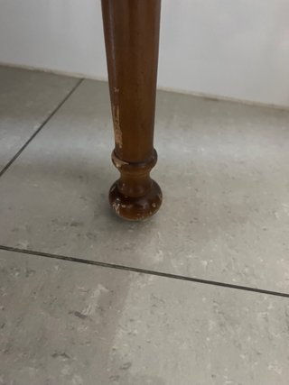 Mesa redonda de madera, desperfectos en foto