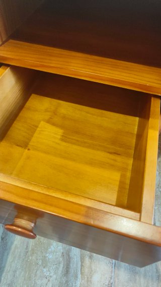 Escritorio de madera con tres cajones