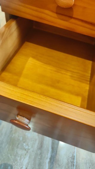 Escritorio de madera con tres cajones