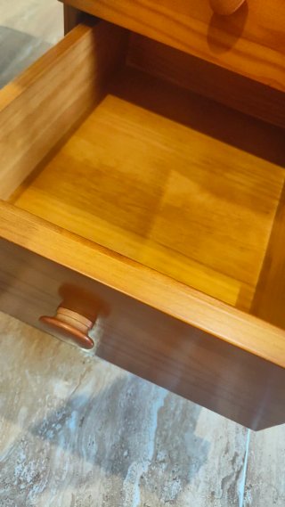 Escritorio de madera con tres cajones